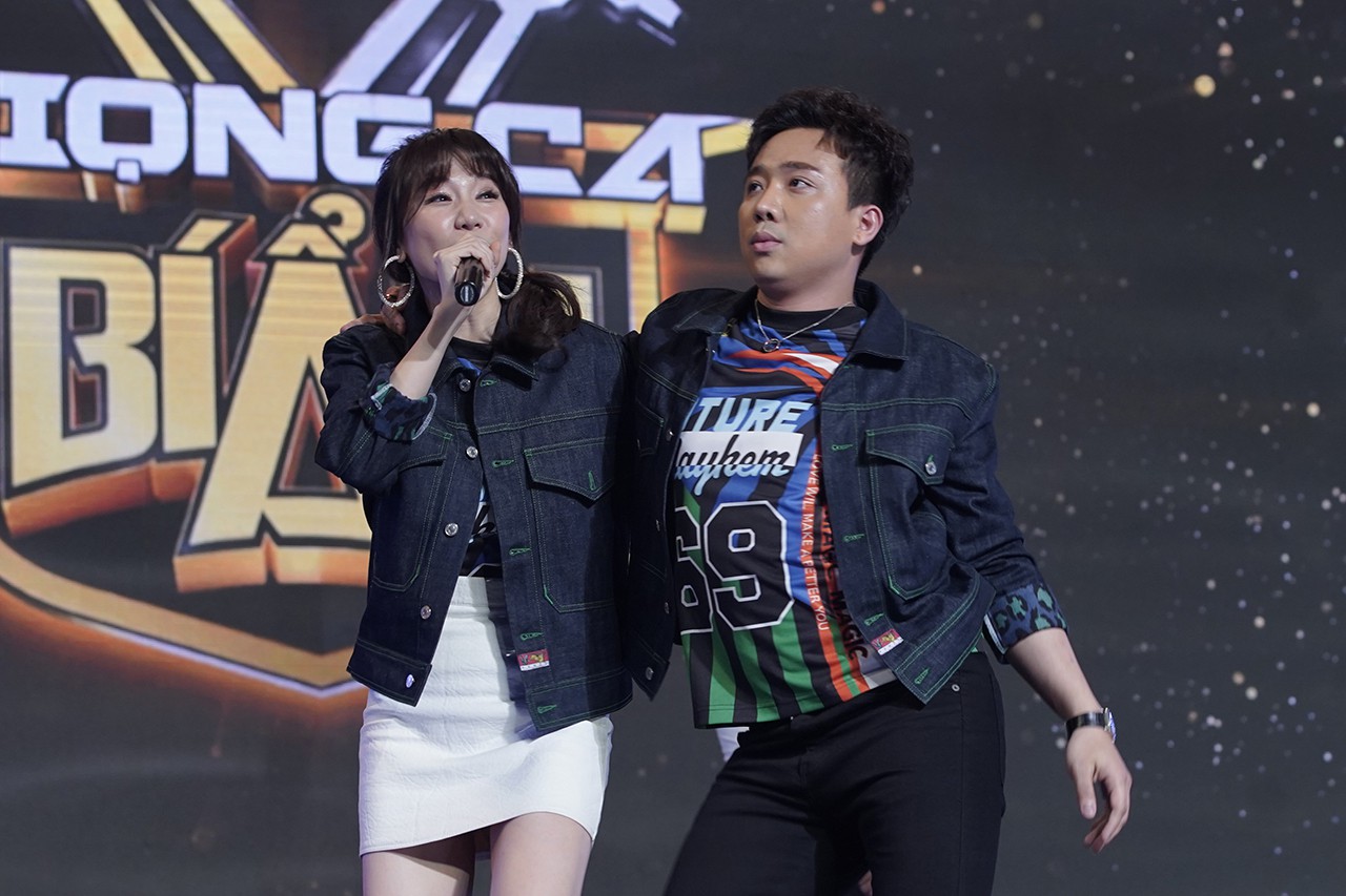 Giọng ca bí ẩn: Trấn Thành đá xoáy vợ ngay trên sóng truyền hình: Tiến Đạt biết rap, anh không nha! Giọng ca bí ẩn: Trấn Thành đá xoáy vợ ngay trên sóng truyền hình: Tiến Đạt biết rap, anh không nha!