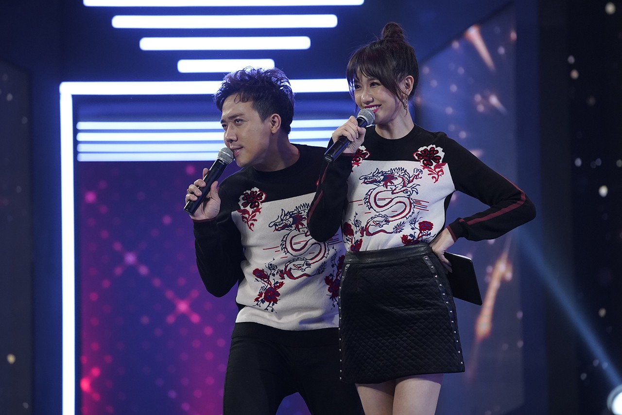 Giọng ca bí ẩn: Trấn Thành đá xoáy vợ ngay trên sóng truyền hình: Tiến Đạt biết rap, anh không nha! Giọng ca bí ẩn: Trấn Thành đá xoáy vợ ngay trên sóng truyền hình: Tiến Đạt biết rap, anh không nha!