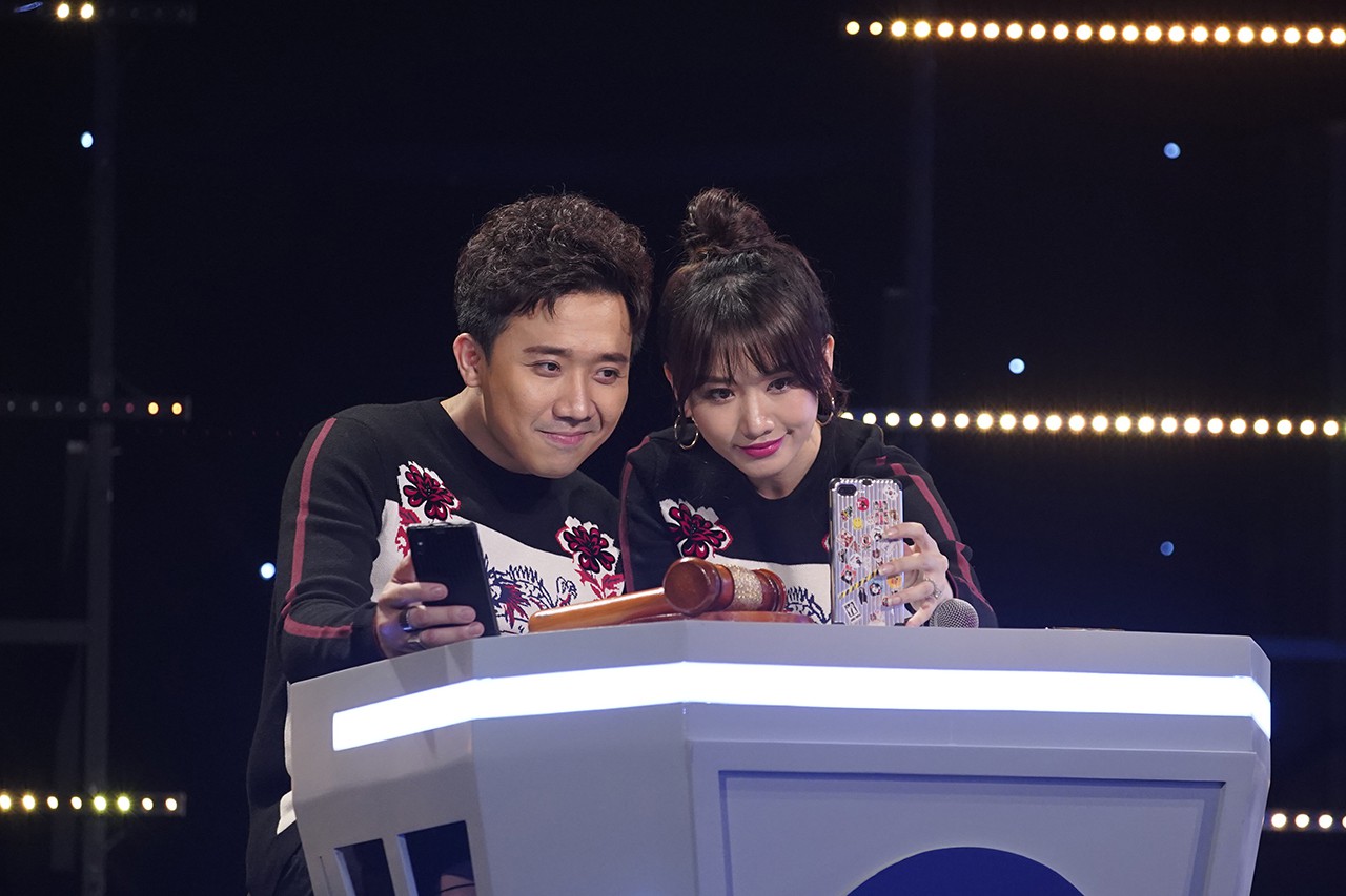 Giọng ca bí ẩn: Trấn Thành đá xoáy vợ ngay trên sóng truyền hình: Tiến Đạt biết rap, anh không nha! Giọng ca bí ẩn: Trấn Thành đá xoáy vợ ngay trên sóng truyền hình: Tiến Đạt biết rap, anh không nha!