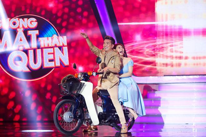 Bị chê nhạt nhẽo, Đàm Vĩnh Hưng vác nguyên chiếc xe Cub lên sân khấu làm đạo cụ Bị chê nhạt nhẽo, Đàm Vĩnh Hưng vác nguyên chiếc xe Cub lên sân khấu làm đạo cụ