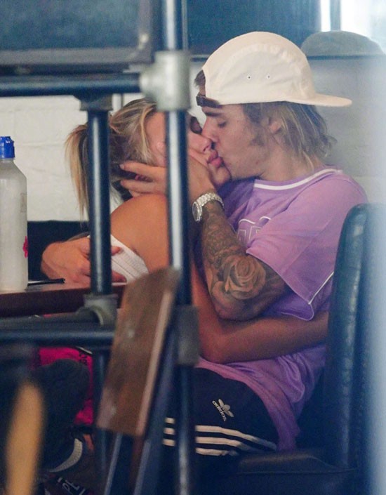 Justin Bieber và Hailey Baldwin lại làm F.A cả thế giới ghen tị với loạt ảnh ôm hôn bất chấp mọi ánh nhìn