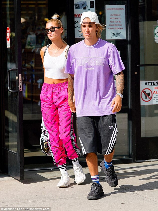 Justin Bieber và Hailey Baldwin lại làm F.A cả thế giới ghen tị với loạt ảnh ôm hôn bất chấp mọi ánh nhìn