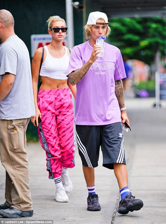 Justin Bieber và Hailey Baldwin lại làm F.A cả thế giới ghen tị với loạt ảnh ôm hôn bất chấp mọi ánh nhìn