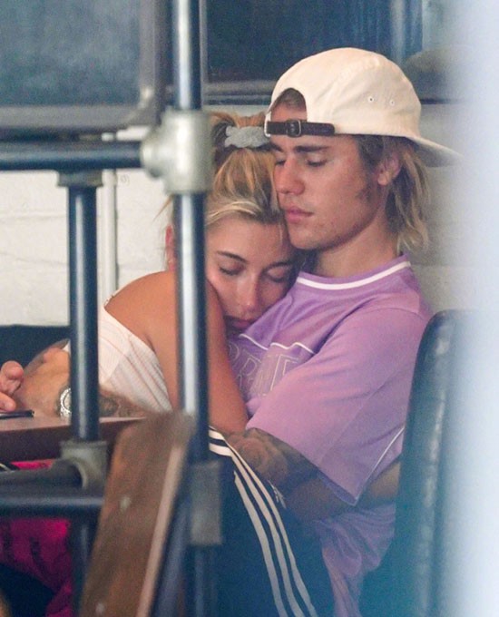 Justin Bieber và Hailey Baldwin lại làm F.A cả thế giới ghen tị với loạt ảnh ôm hôn bất chấp mọi ánh nhìn