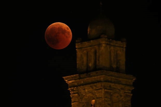 Thế giới dưới ánh sáng nguyệt thực toàn phần dài nhất trong 100 năm