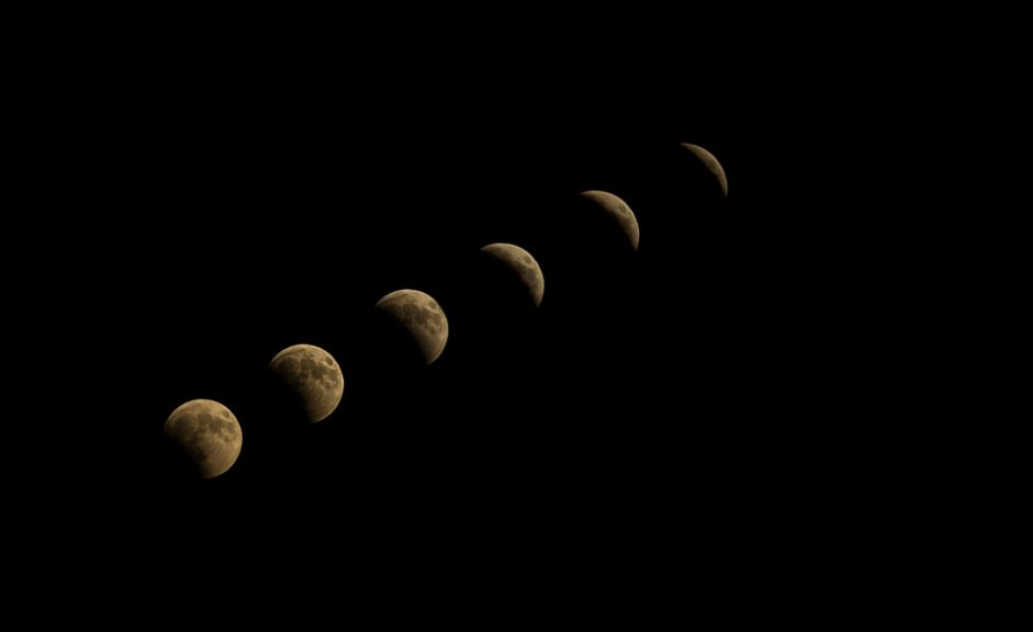 Thế giới dưới ánh sáng nguyệt thực toàn phần dài nhất trong 100 năm