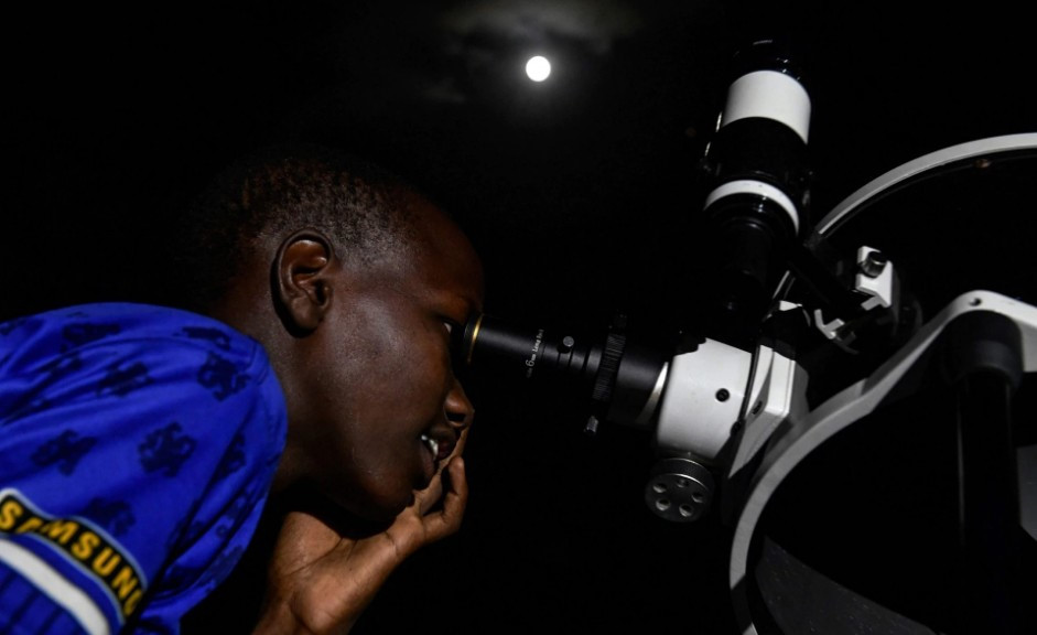 Thế giới dưới ánh sáng nguyệt thực toàn phần dài nhất trong 100 năm