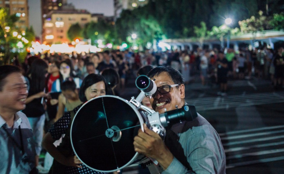 Thế giới dưới ánh sáng nguyệt thực toàn phần dài nhất trong 100 năm