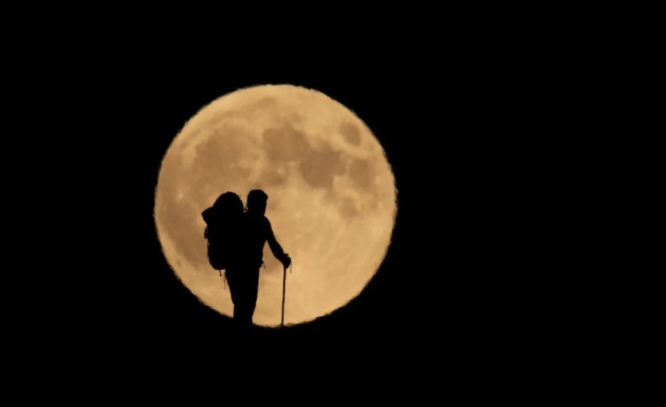 Thế giới dưới ánh sáng nguyệt thực toàn phần dài nhất trong 100 năm