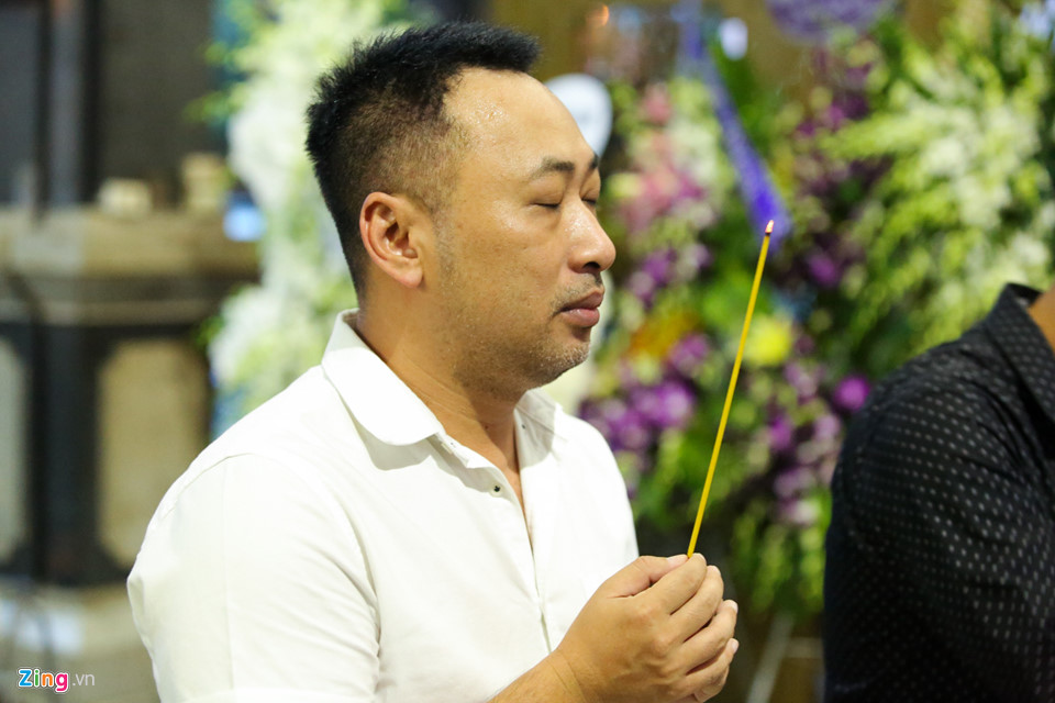 Phi Nhung, Quyền Linh đến viếng nghệ sĩ Thanh Hoàng lúc đêm muộn