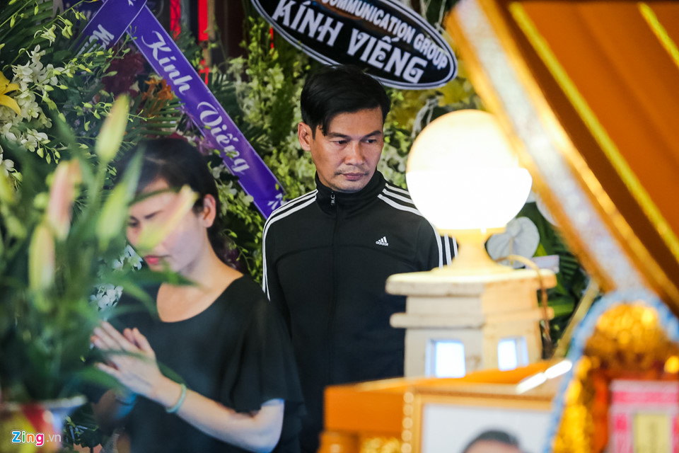 Phi Nhung, Quyền Linh đến viếng nghệ sĩ Thanh Hoàng lúc đêm muộn