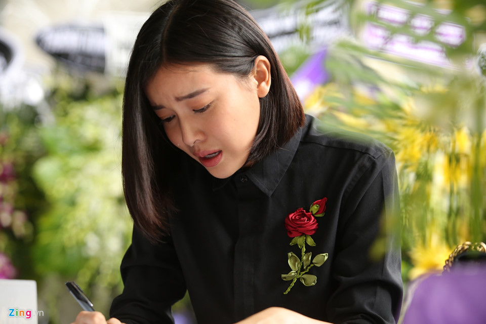 Phi Nhung, Quyền Linh đến viếng nghệ sĩ Thanh Hoàng lúc đêm muộn