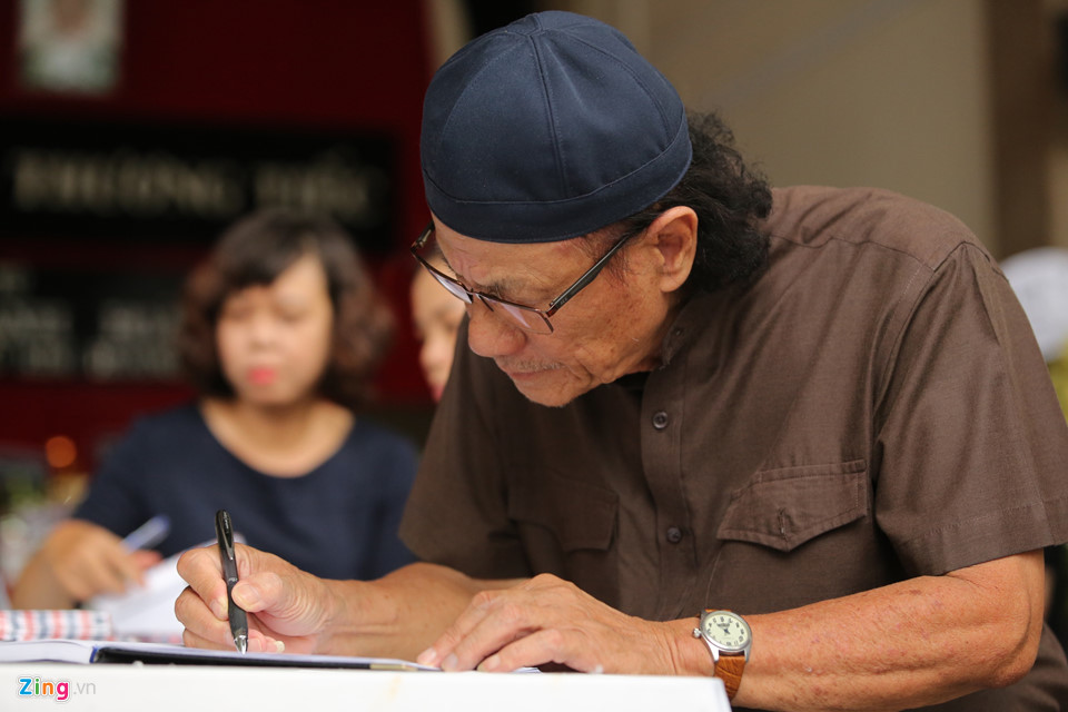 Phi Nhung, Quyền Linh đến viếng nghệ sĩ Thanh Hoàng lúc đêm muộn