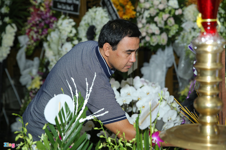 Phi Nhung, Quyền Linh đến viếng nghệ sĩ Thanh Hoàng lúc đêm muộn