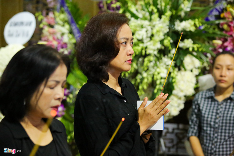 Phi Nhung, Quyền Linh đến viếng nghệ sĩ Thanh Hoàng lúc đêm muộn