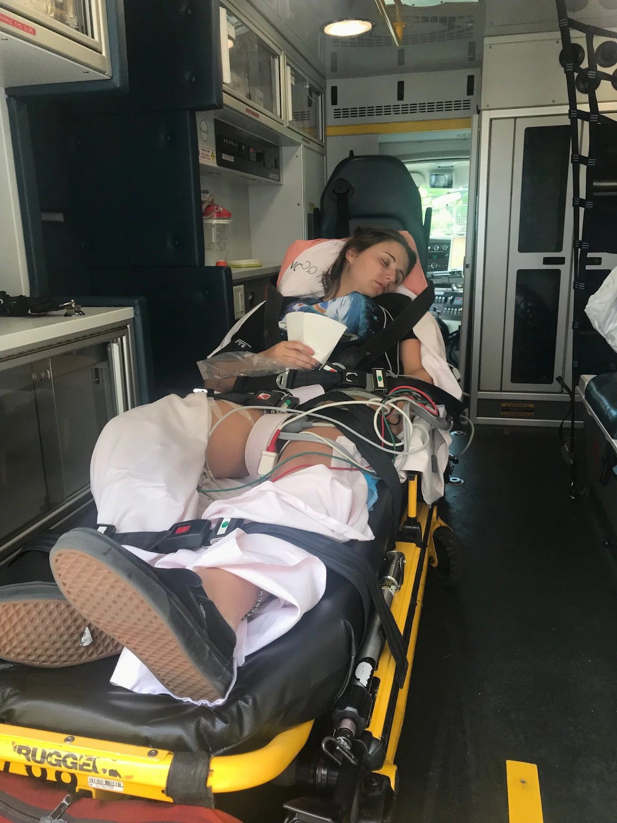 Cô gái sợ kim lần đầu đi xăm: Ngất xỉu sau 3 phút lên thớt, hình xăm dang dở khiến dân mạng cười không nhặt được mồm