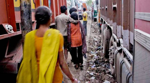 Phận đàn ông sống trong phố đèn đỏ lớn nhất Ấn Độ