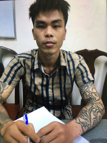 Thanh niên xăm trổ kín người đánh bầm dập ông lão trông xe hộ