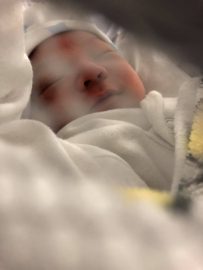 Thúy Diễm công khai con trai đầu lòng với Lương Thế Thành sau một tháng bí mật hạ sinh