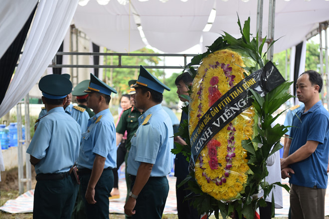 Người thân, đồng đội tiễn đưa hai phi công Su-22