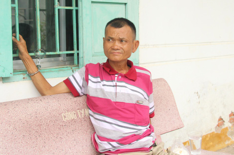 Tên trộm tốt bụng phân phát 5 lượng vàng và tiền cho bạn bè và người lạ