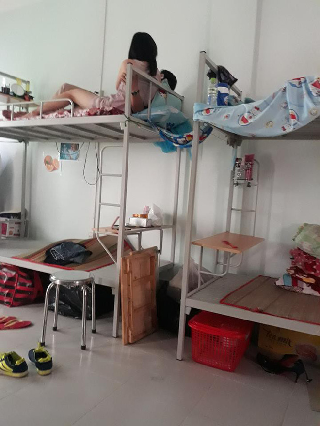 Đôi nam nữ trên giường ký túc xá khiến bạn cùng phòng bức xúc, dân mạng ngán ngẩm Đôi nam nữ trên giường ký túc xá khiến bạn cùng phòng bức xúc, dân mạng ngán ngẩm