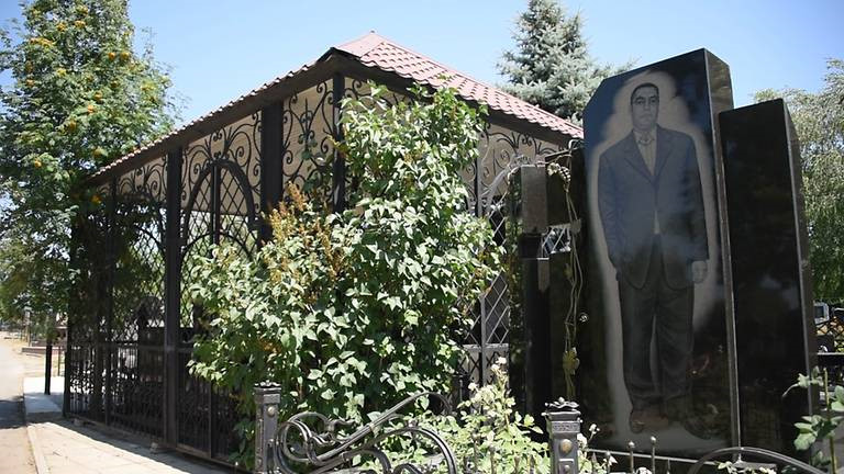 Bia mộ tráng lệ của trùm mafia Nga: Xa hoa đến lúc yên nghỉ