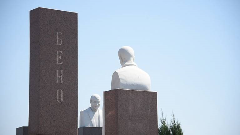 Bia mộ tráng lệ của trùm mafia Nga: Xa hoa đến lúc yên nghỉ