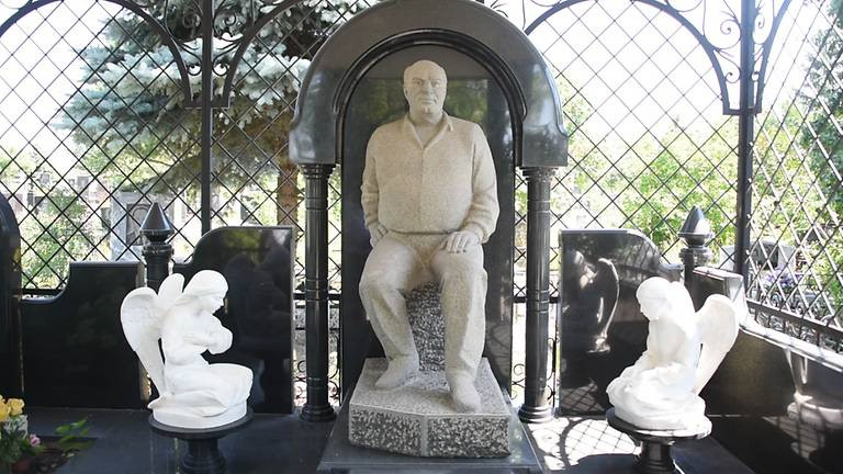 Bia mộ tráng lệ của trùm mafia Nga: Xa hoa đến lúc yên nghỉ