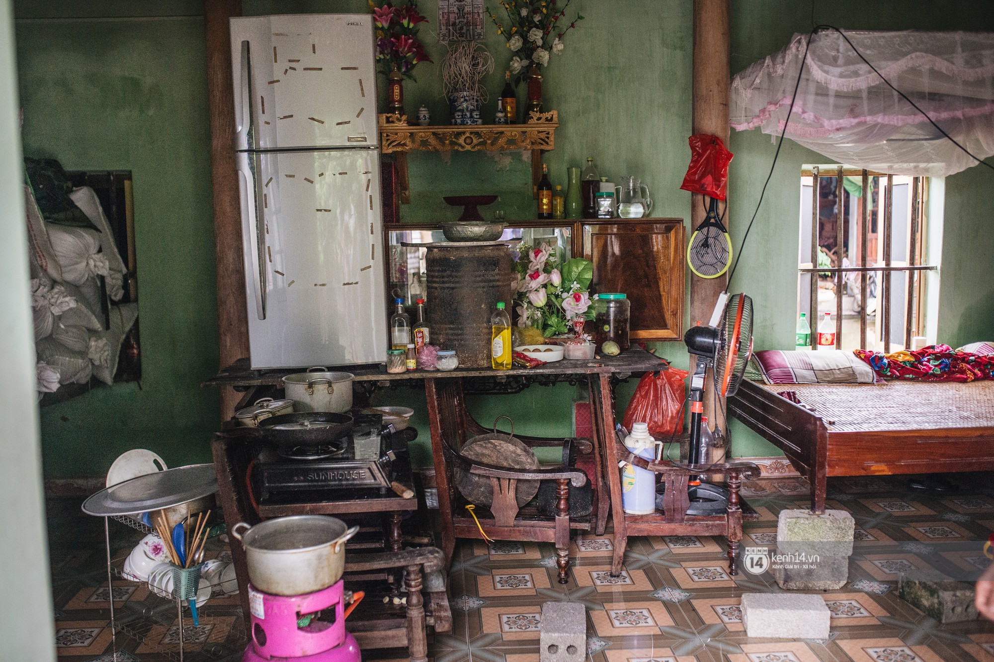 Chùm ảnh: 1 tuần sau lũ lớn, người dân Hà Nội vẫn phải chèo thuyền đi lại giữa biển rác thải nổi lềnh bềnh