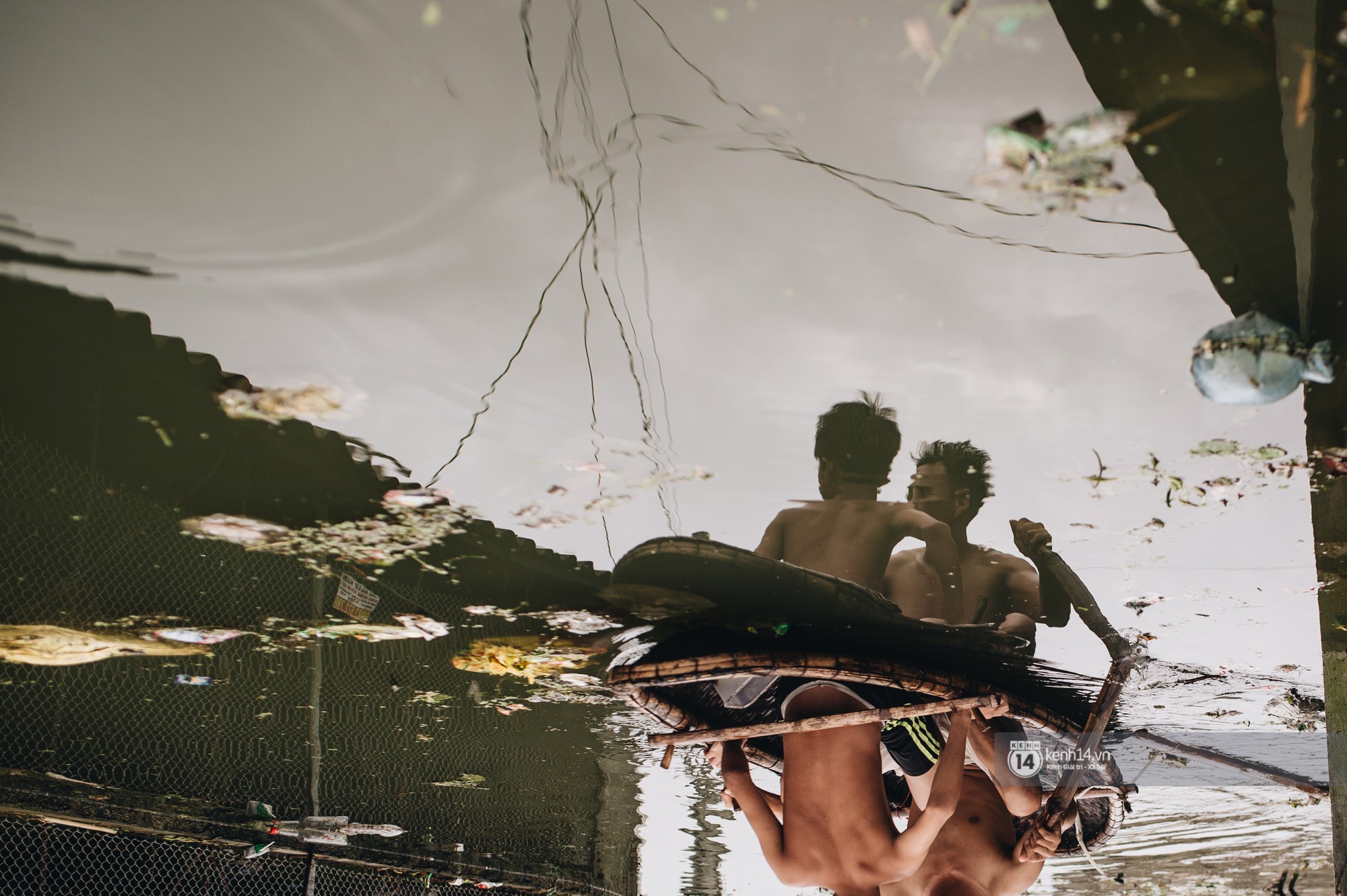 Chùm ảnh: 1 tuần sau lũ lớn, người dân Hà Nội vẫn phải chèo thuyền đi lại giữa biển rác thải nổi lềnh bềnh