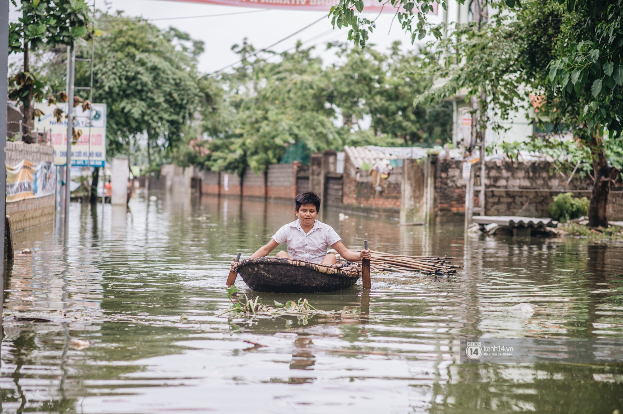 Chùm ảnh: 1 tuần sau lũ lớn, người dân Hà Nội vẫn phải chèo thuyền đi lại giữa biển rác thải nổi lềnh bềnh