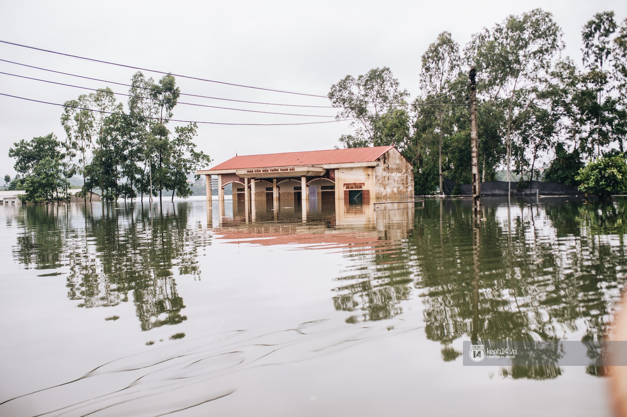 Chùm ảnh: 1 tuần sau lũ lớn, người dân Hà Nội vẫn phải chèo thuyền đi lại giữa biển rác thải nổi lềnh bềnh