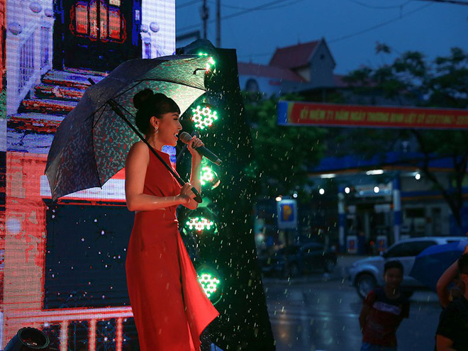 Khán giả đội mưa nghe Bích Phương cầm ô hát Bùa Yêu