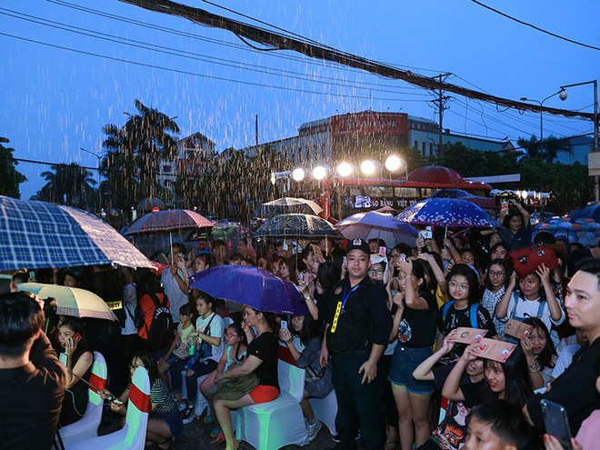 Khán giả đội mưa nghe Bích Phương cầm ô hát Bùa Yêu