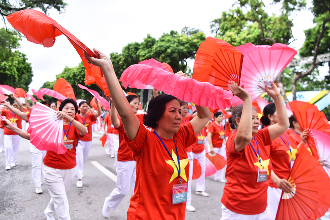 5.000 người diễu hành kỷ niệm 10 năm Hà Nội mở rộng