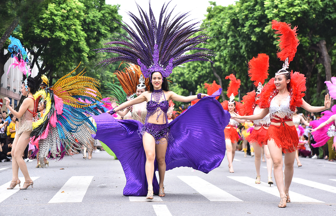 5.000 người diễu hành kỷ niệm 10 năm Hà Nội mở rộng