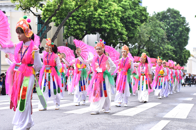 5.000 người diễu hành kỷ niệm 10 năm Hà Nội mở rộng