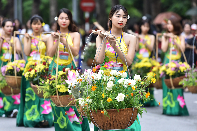 5.000 người diễu hành kỷ niệm 10 năm Hà Nội mở rộng