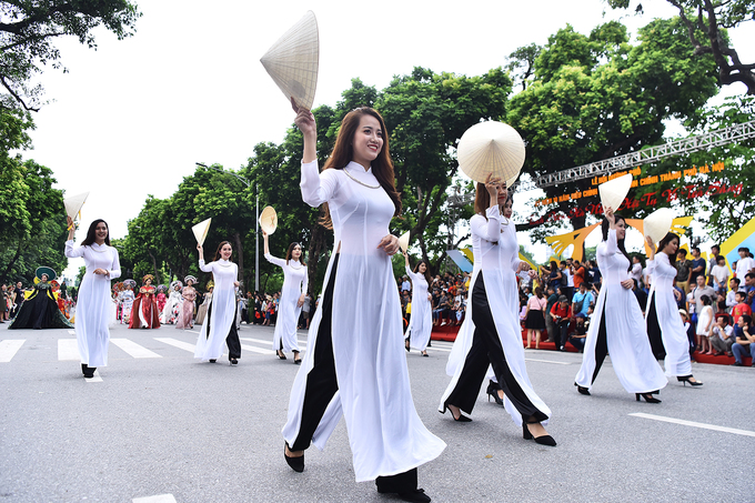 5.000 người diễu hành kỷ niệm 10 năm Hà Nội mở rộng