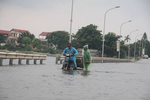 Thuỷ điện Hoà Bình xả lũ, đường ngoại thành Hà Nội ngập hơn nửa mét nước Thuỷ điện Hoà Bình xả lũ, đường ngoại thành Hà Nội ngập hơn nửa mét nước