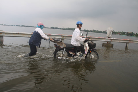Thuỷ điện Hoà Bình xả lũ, đường ngoại thành Hà Nội ngập hơn nửa mét nước