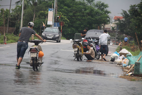 Thuỷ điện Hoà Bình xả lũ, đường ngoại thành Hà Nội ngập hơn nửa mét nước