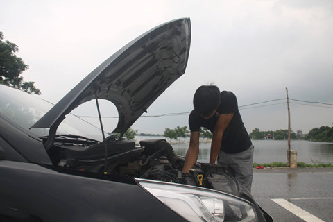 Thuỷ điện Hoà Bình xả lũ, đường ngoại thành Hà Nội ngập hơn nửa mét nước