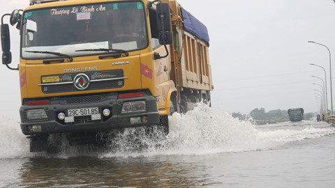 Thuỷ điện Hoà Bình xả lũ, đường ngoại thành Hà Nội ngập hơn nửa mét nước