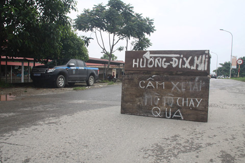 Thuỷ điện Hoà Bình xả lũ, đường ngoại thành Hà Nội ngập hơn nửa mét nước