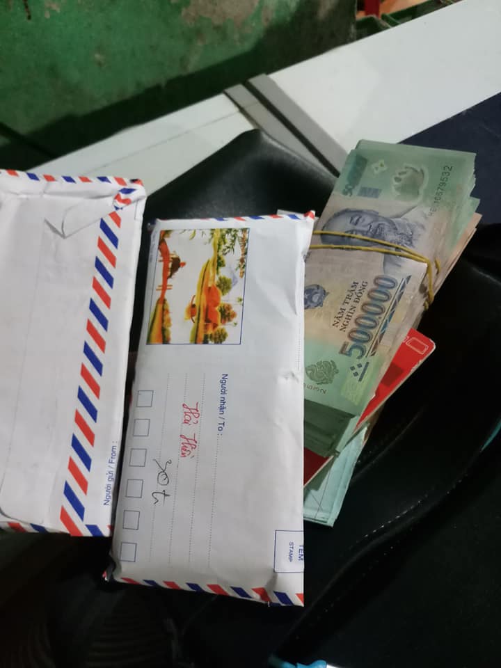 Chàng trai khóc nức nở nhận lại 200 triệu đồng bỏ quên từ chủ quán cháo