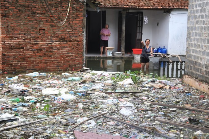 Biển rác bủa vây người dân vùng lũ Hà Nội