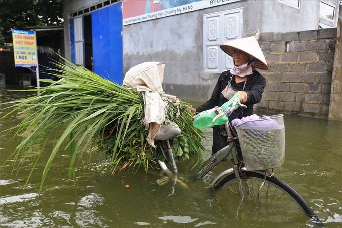 Biển rác bủa vây người dân vùng lũ Hà Nội