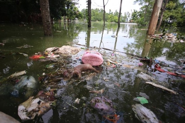 Hà nội: Ngập lụt, hàng nghìn người dân ăn mì tôm qua ngày